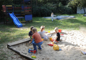 Jesienne zabawy w ogrodzie przedszkolnym