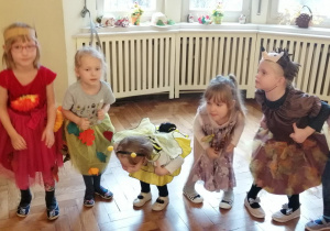dzieci tańczą przebrane w stroje na bal jesieni