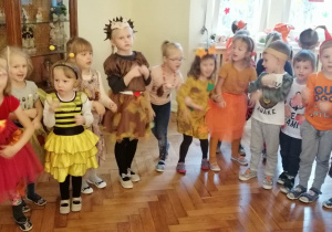 dzieci tańczą przebrane w stroje na bal jesieni