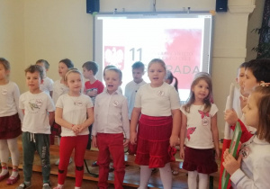 dzieci z grupy IV ubrane na biało-czerwono śpiewają hymn narodowy