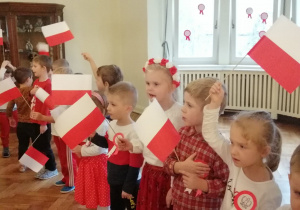 dzieci z grupy II trzymają chorągiewki biało-czerwone podczas uroczystości Dnia Niepodległości