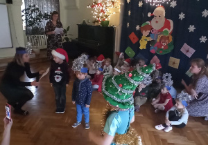 dzieci z grupy I recytują wierszyk podczas występu z okazji Świąt Bożego Narodzenia