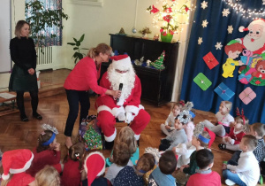 dzieci i nauczycielki z Mikołajem podczas występu z okazji Świąt Bożego Narodzenia