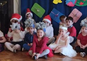 dzieci z grupy I przebrane w stroje gwiazdek podczas występu z okazji Świąt Bożego Narodzenia
