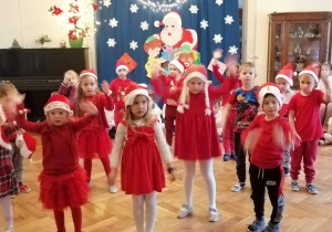 dzieci z grupy II tańczą podczas występu z okazji Świąt Bożego Narodzenia