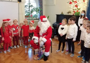 dzieci z Mikołajem podczas występu z okazji Świąt Bożego Narodzenia