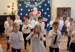 dzieci z IV grupy tańczą na sali podczas uroczystości z okazji Świąt Bożego Narodzenia