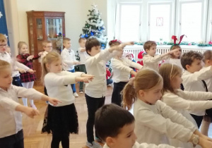dzieci z grupy IV tańczą podczas występu z okazji Świąt Bożego Narodzenia
