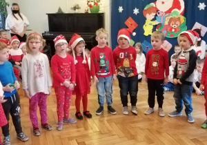 dzieci z grupy III śpiewają piosenkę podczas występu z okazji Świąt Bożego Narodzenia