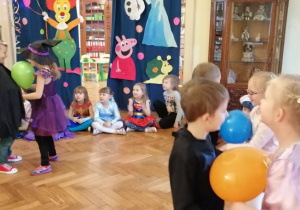 dzieci tańczą na balu karnawałowym z balonami