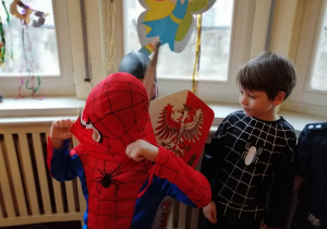 dwóch chłopców przebranych w stroje spidermana na balu karnawałowym