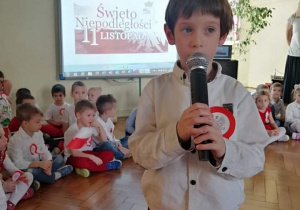 chłopiec trzyma mikrofon w ręku