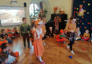 dzieci biorą udział w konkursie podczas balu jesieni
