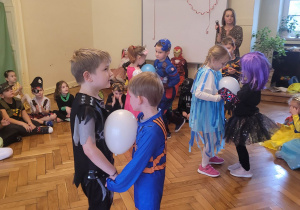 dzieci z grupy starszej tańczą z balonami