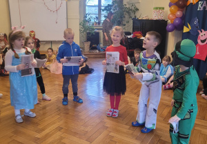 dzieci ze starszych grup biorą udział w konkursie z gazetami