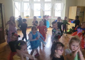 dzieci z grup straszych spontanicznie tańczą do muzyki