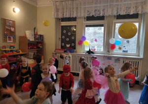 dzieci z młodszych grup tańczą dowolnie z balonem