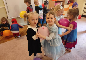 dzieci młodsze w parach tańczą z balonem
