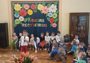 Alan Szymański mówi wiersz przed wszystkimi dziecmi z naszego przedszkola