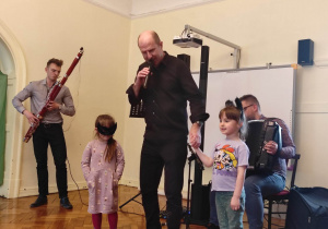 dzieczynka z gr 5 i 2 wspólnie śpiewa piosenkę z Panem Maciejem