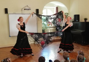 Pani Liliana i Agnieszka tańczą Czardasza