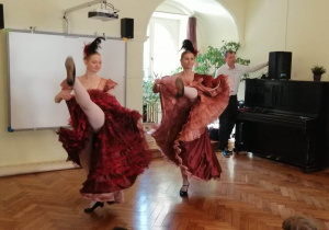 Pani Liliana i Agnieszka z baletu tańczą Kankana