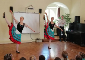 Pani Liliana i Agnieszka tańczą Polkę