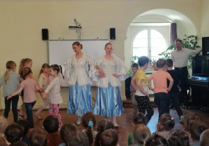 Dzieci z przedszkola tańczą wspólnie z Paniami z baletu Poloneza