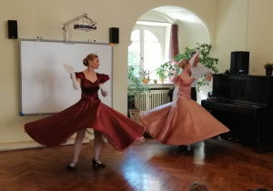 Pani Liliana i Agnieszka z baletu tańczą Walca