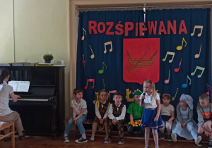 Dziewczynka śpiewająca piosenkę o mieście Łodzi