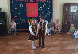 Laura Grzelczyk i Franciszkek Murzyn śpiewający duet