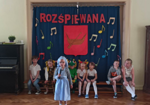 Pola z grupy 3 śpiewająca piosenkę o Łodzi