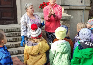 Dzieci z grup starszych poznają cebulki kwiatowe prezentowane przez Pania Beatę i Panią Asię