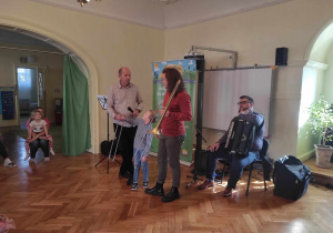 Pan Maciej, Michał i Pan Krzysztof opowiadają dzieciom o instrumencie o nazwie puzon