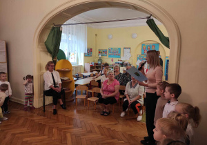 Pani Agnieszka Kowalska zapowiadająca poszczególne dzeci na tle pracowników przedszkola