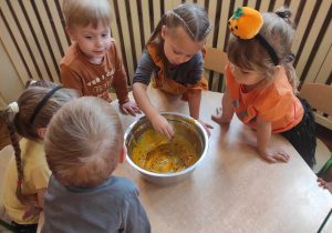 Dzieci z gr 2 mieszają w misce produkty na ciasto dyniowe