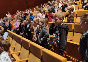 Dzieci z grpy 4 i 5 w sali koncetrowej Akademii Muzycznej