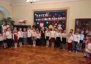 Dzieci z przedszkola śpiewające hymn