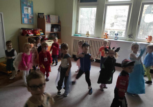 Dzieci z grupy 2 tańczą do pisenki "Wyginam śmiało ciało"