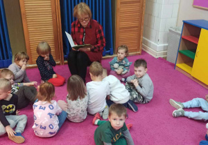 Mama Rozalki czyta bajkę dzieciom z grupy 1