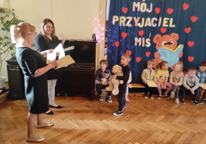 Wręczenie chłopcu z PM 23 nagrody przez Panią Dyrektor i Panią Kasię