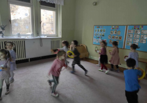 Dzieci z grupy 2 biorą udział w zabawach ruchowych