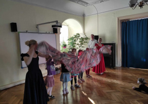 5 dziewczynek z baletnicami tańczą z chustą