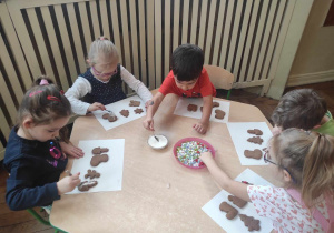 Dzieci dekorują upieczone pierniki