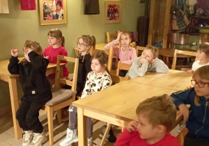 Dzieci z grupy 4 i 5 w Baśniowej Kawiarence