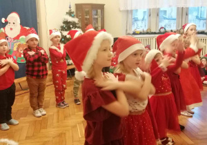 Dzieci z grupy 5 tańczace do piosenki