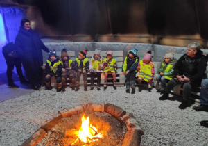 Dzieci z grupy 1 i 2 siedzą przy ognisku