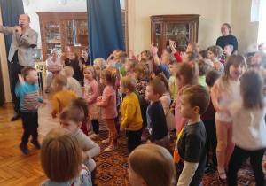 Dzieci z przedszkola miejskiego tańczą do muzyki