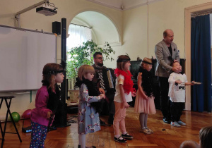 4 dziewczynki i 1 chłopiec przebrani w stroje karnawałowe tańczą do utworu z Panem Maćkiem