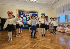 Dzieci z grupy 5 tańczą na uroczystości